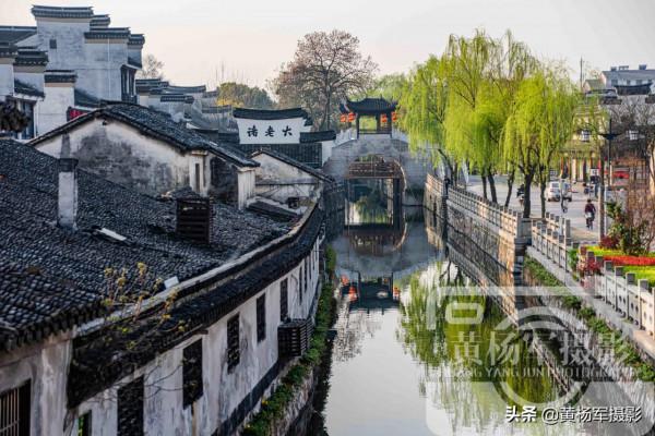 中國唯一因湖而得名的城市，面積5820平方千米，風光秀美名勝眾多