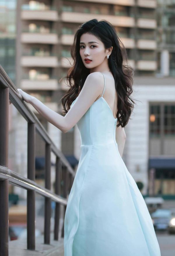 白鹿出席活動釋出一組造型寫真，身穿淡藍色長裙在高樓林立間穿梭