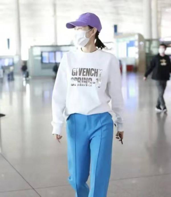 45歲劉敏濤扮嫩真有一套！穿粉色衛衣配牛仔褲，嫩得像個小姑娘