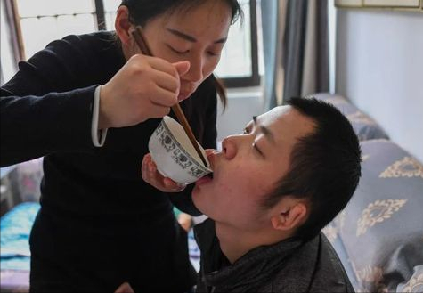 95後女孩照顧腦癱弟弟20年，晚上抱著睡，不敢找物件，怕拖累別人