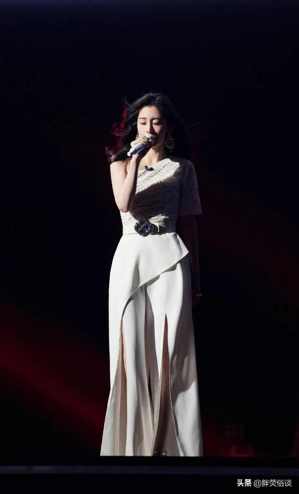 張碧晨一身現代裝很大氣，就是眼光不太好喜歡上了華晨宇