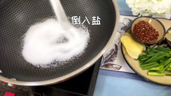 趁著梭子蟹還肥，趕緊吃個痛快！鹽焗梭子蟹，吃起來