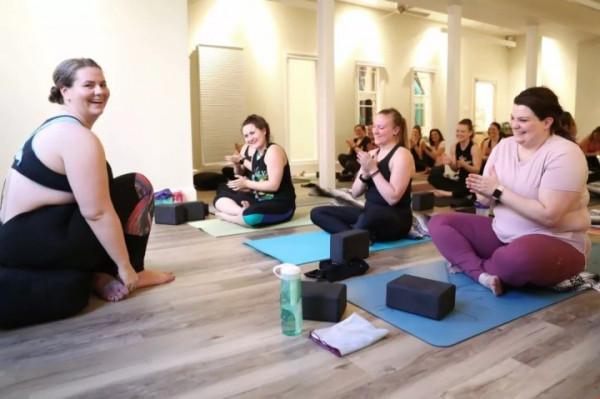 300斤的胖女孩,當上了瑜伽老師,散發著自信與不一樣的魅力 300斤的胖女孩,當上了瑜伽老師,散發著自信與不一樣的魅力