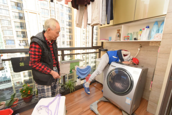 笨重物傾斜煞壞老翁 臨急生智按鍵求幫助 笨重物傾斜煞壞老翁 臨急生智按鍵求幫助