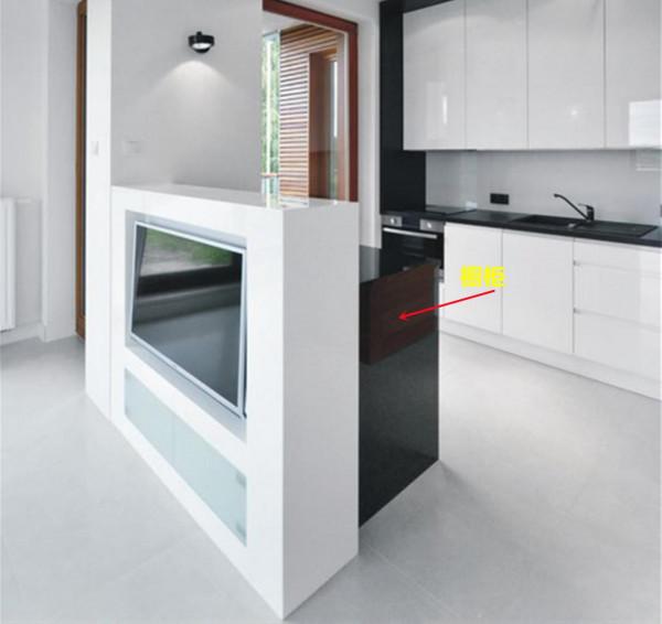 砌半牆隔斷又當電視牆、又當廚房櫥櫃用，鄰居：&OpenCurlyDoubleQuote;反人類&rdquo;的設計