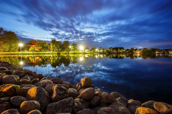 這湖太美了,我可以看一天 這湖太美了,我可以看一天