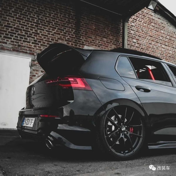 用一身競技改件來玩姿態的8代高爾夫GTI，這操作你們看得懂嗎？