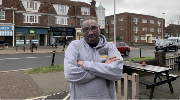 英國44歲離婚男人滿臉紋身,帶著寵物鱷魚和蛇,賣慘求租房 英國44歲離婚男人滿臉紋身,帶著寵物鱷魚和蛇,賣慘求租房