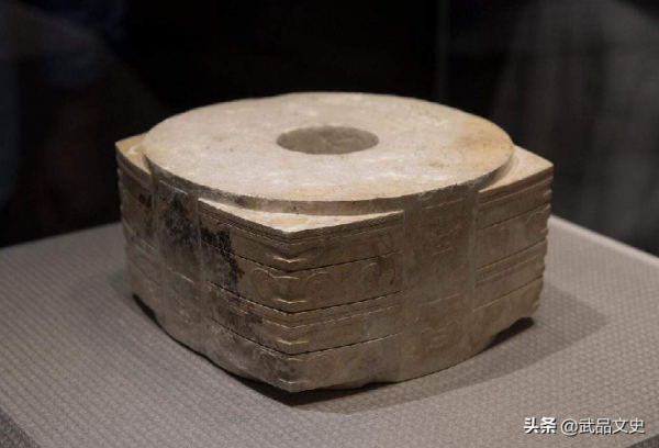 和氏璧是環狀的,怎麼雕琢成秦始皇手裡,四四方方的傳國玉璽? 和氏璧是環狀的,怎麼雕琢成秦始皇手裡,四四方方的傳國玉璽?