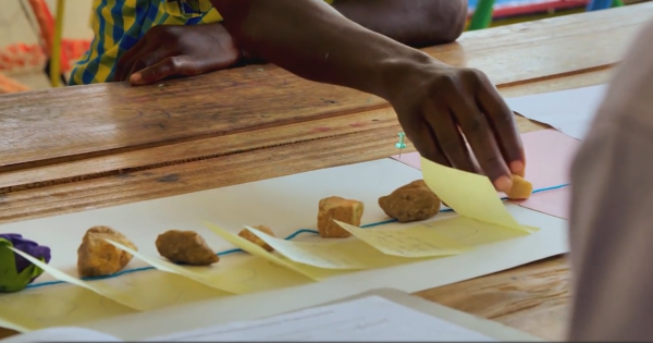 這就是非洲那些被母親賣掉的孩子，小的才3歲，他們一定很想媽媽