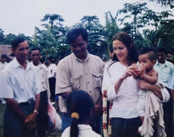 “洗嬰帝國”有多黑？美國巨星安吉麗娜·朱莉的養子是偷來的？