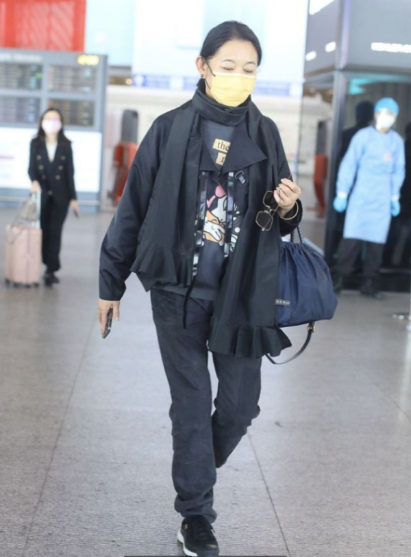 倪萍心態年輕穿衣沒限制！緞面外套配卡通衛衣，哪有62歲奶奶樣？