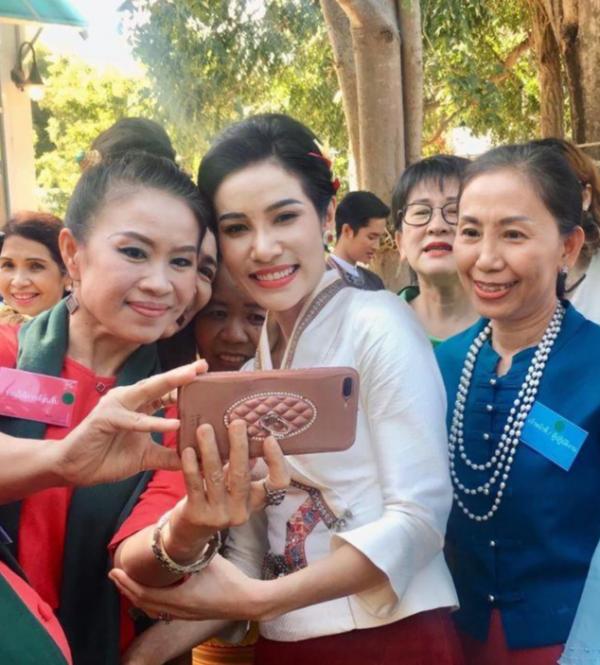 詩妮娜又穿高貴紫,印花裙配黑珍珠耳墜彰顯貴氣,卻無資格坐御車 詩妮娜又穿高貴紫,印花裙配黑珍珠耳墜彰顯貴氣,卻無資格坐御車