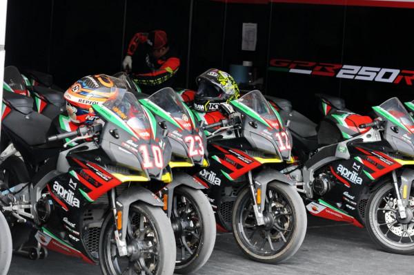 以阿普利亞 RS250 SP2 作為統一賽車的 2022 北美天才杯