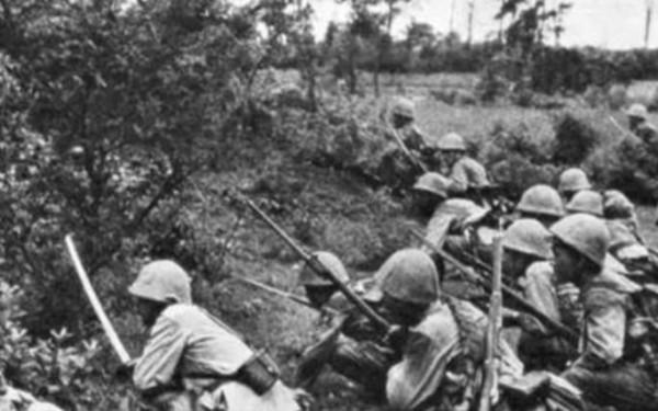 一場爽到極致的屠殺式伏擊戰，閉著眼開槍都能射中日軍