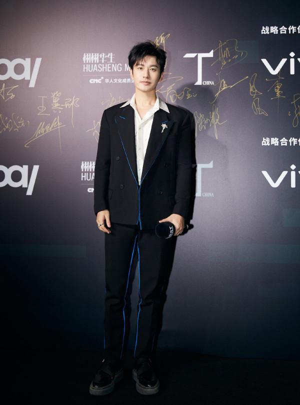 黃曉明還真會穿,衛衣+羊羔毛外套盡顯潮流,秋季他喜歡這些造型 黃曉明還真會穿,衛衣+羊羔毛外套盡顯潮流,秋季他喜歡這些造型