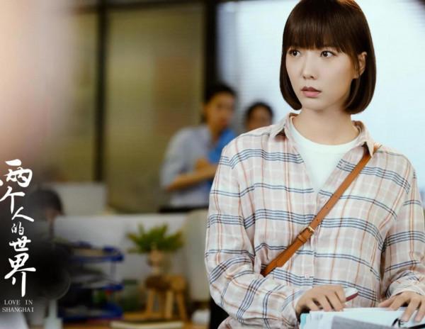 兩部劇，兩個傻小子背後都有一位款姐相助，一個接受一個放棄