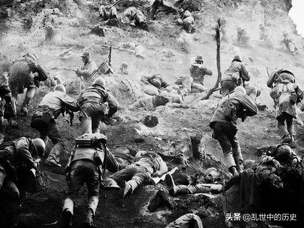 180師通訊員膽大心細，向參謀長獻計，沿著敵機轟炸的方向突圍