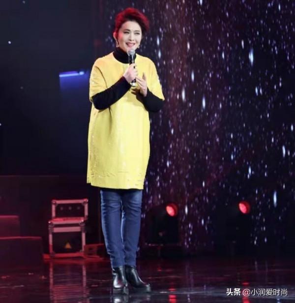 59歲田歌真雅緻,穿開衫和妹妹田岷同框不輸氣質,衣品適合媽媽們 59歲田歌真雅緻,穿開衫和妹妹田岷同框不輸氣質,衣品適合媽媽們