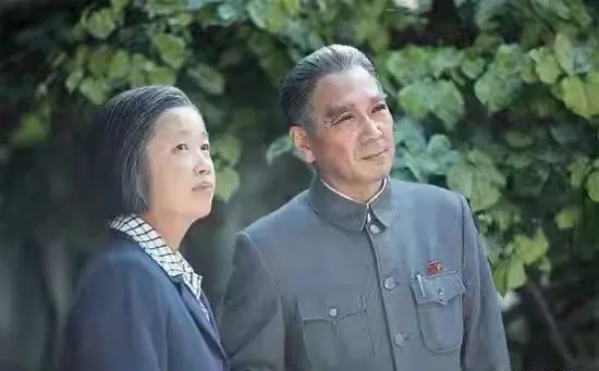 從央視主持人，到飾演周恩來夫人，她的命運因4次意外而改變