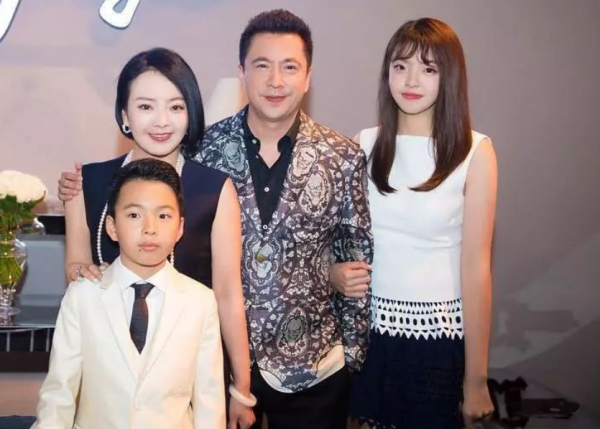 王文也正式進軍演藝圈，以新人導演的身份參加節目，引發巨大爭議