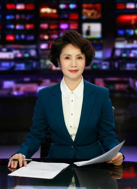 《中國新聞》首個女主播徐俐！29年主持零失誤，60歲含淚告別央視