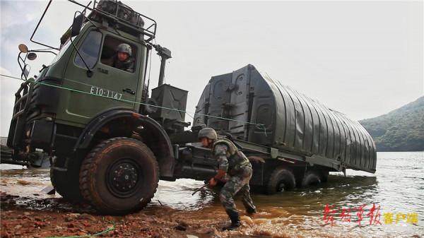 1小時，工兵搭建230米水上浮橋
