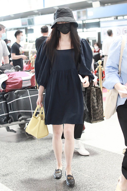 黃夢瑩穿的黑色裙子很成熟,但走路的時候要一直抬著手,還挺可愛 黃夢瑩穿的黑色裙子很成熟,但走路的時候要一直抬著手,還挺可愛