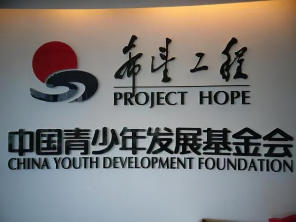 還記得她嗎，一張照片改變命運，時隔30年已從淋雨者變成撐傘人