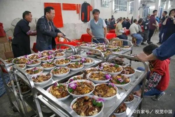 朋友結婚隨禮800，吃酒席時，當大媽掏出塑膠袋的那一刻，我慌了