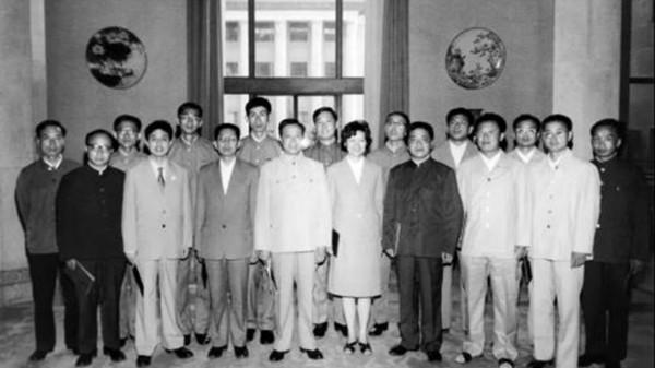 1959年人民大會堂舉辦國宴，天花板上藏著50個人，他們是誰呢？