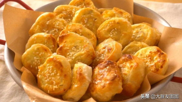 土豆酥皮卷，有土豆和手抓餅就能做，一層酥一層軟，太好吃了