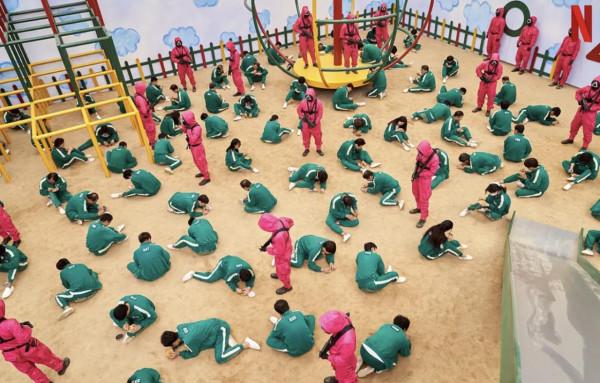 《魷魚遊戲》中的反派老頭，如何保證自己不會死在遊戲中？