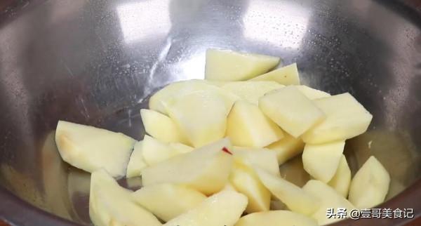 白蘿蔔里加一個蘋果，不用一粒鹽，教你最解饞的吃法，香甜又脆爽