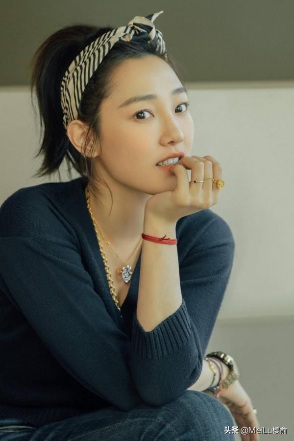 白百何自信的笑容真美，氣質靈動，迷人有魅力