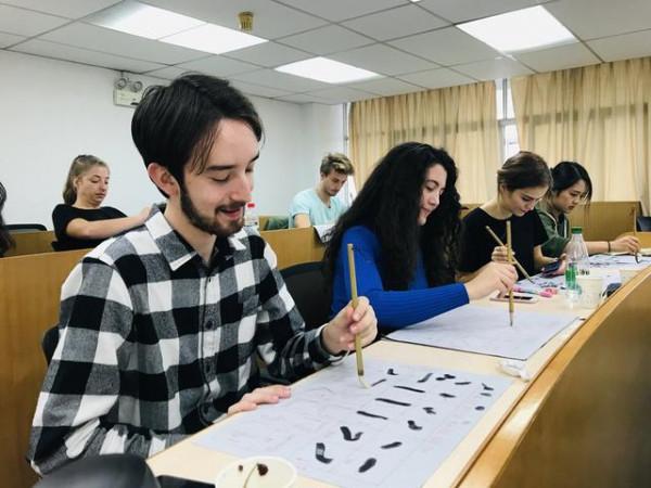 國外中文試卷走紅，題目饒舌讓人瞠目結舌，網友評論“看不懂”