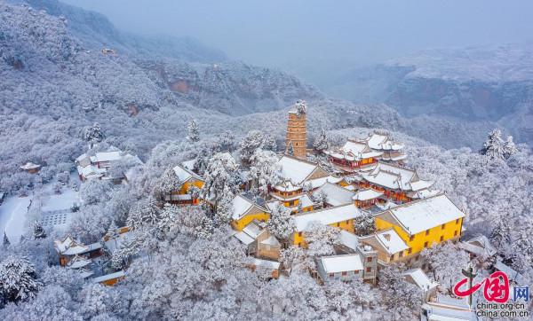 崆峒山銀裝素裹 遊客賞景雪醉人