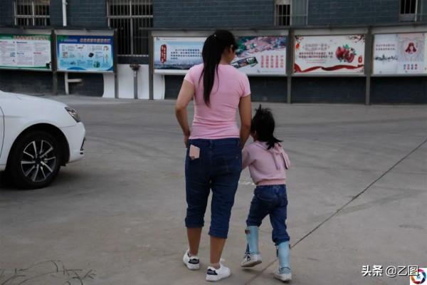 女童患怪病每天對人笑，媽媽以為她是天使，看到診斷書後痛哭不已