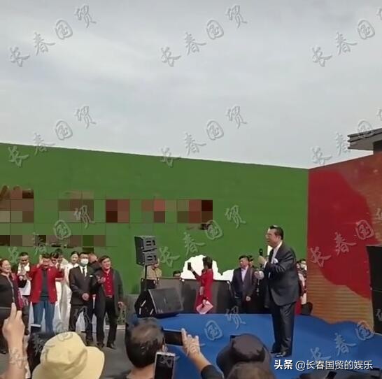 82歲著名歌唱家李雙江現身商演，舞臺簡陋寒酸仍賣力撈金