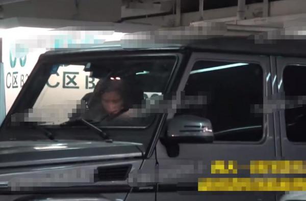 李亞鵬疑似再婚後首現身，攜小19歲女友逛街，拎大包小包男友力爆棚