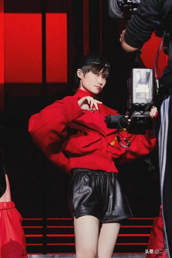 李宇春 舞臺身穿紅色短款外套搭配皮短褲太炸裂