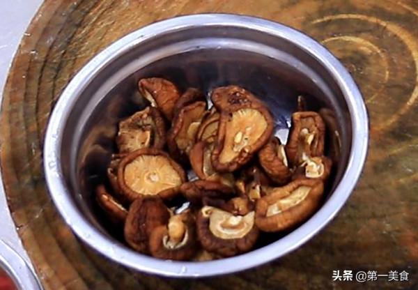 廚師長分享土豆燉雞家常做法，不焯水直接炒，鮮嫩入味，香辣下飯