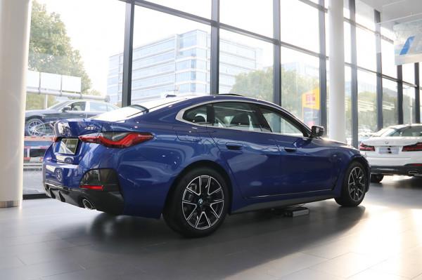 寶馬4系四門轎跑車實拍：外形動感拉風，實用性還不錯