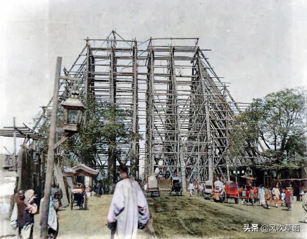 1902年的北京，街頭乞丐令人心痛，站在河邊的膀爺十分詭異