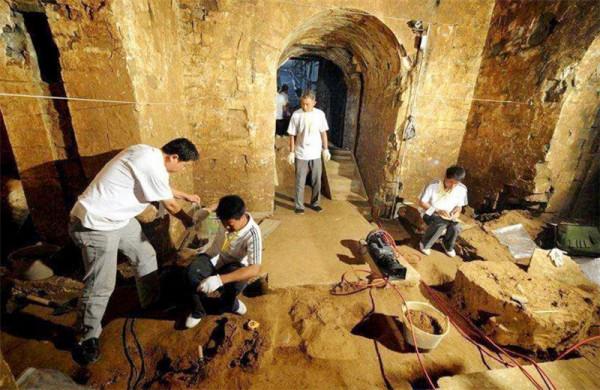 秦始皇女兒墓出土，墓中場景令人揪心，專家：胡亥太狠了