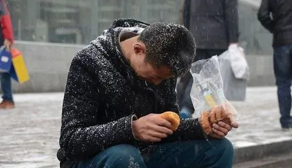 投江自殺前，那個中年男人突然停下來