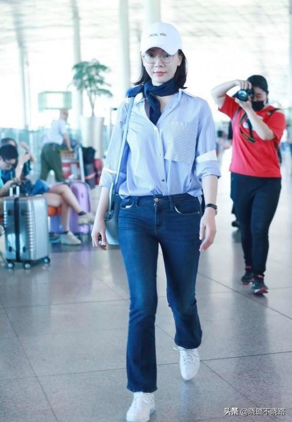 女人50歲以後，不管穿褲子還是裙子，少穿這2種鞋子，低階沒氣質