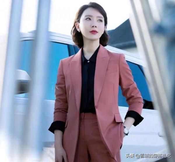 40歲左右的女人，衣服儘量不要穿駝色和灰色，其實這些更氣質顯白