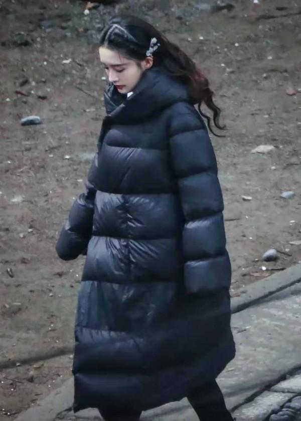 “李沁”越來越時髦了，穿黑色羽絨服配編髮，雖簡約卻很顯氣質