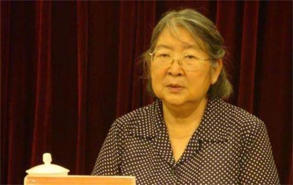 79年賀子珍進京向毛主席遺體三鞠躬，病逝後鄧小平親定其葬禮規格